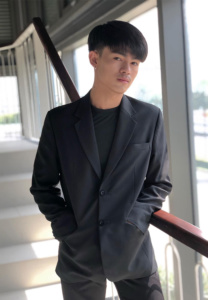 Netilak-Ningnaen-ใส่สูท