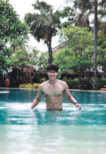 Parker-Chanin-ว่ายน้ำ