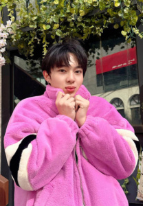 นุนิว-ชวรินทร์-เสื้อชมพู