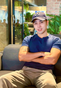 เจ้าเสือ-วัชรากร-กอดอก