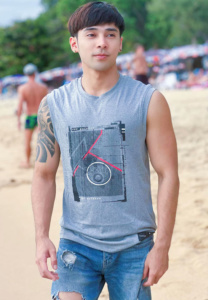 เจ้าเสือ-วัชรากร-เสื้อกล้ามเทา