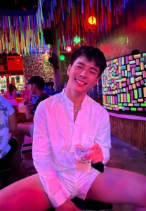 Kornrawut Poudontong-เสื้อเชิ้ตขาว