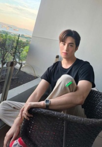 ต่อ-ธนภพ-เสื้อยืดดำ