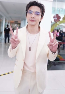 ลี-ฐานัฐพ์-ชู2นิ้ว