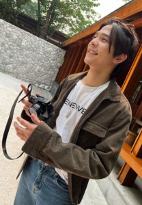 ลี-ฐานัฐพ์-ถือกล้อง