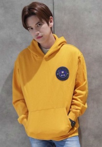 เต๋า-เศรษฐพงศ์-เสื้อแขนยาวสีเหลือง