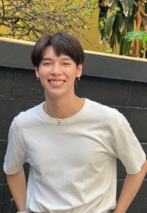 เป็นต่อ-จีรภัทร-เสื้อยืดขาว