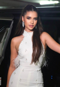 แอนโทเนีย-โพซิ้ว-ชุดขาว ประวัติ แอนโทเนีย