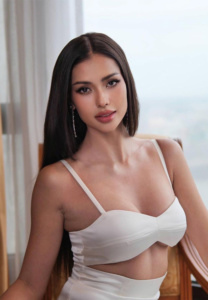 แอนโทเนีย-โพซิ้ว-ชุดขาว1 ประวัติ แอนโทเนีย