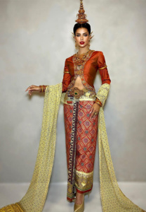 แอนโทเนีย-โพซิ้ว-ชุดไทย ประวัติ แอนโทเนีย