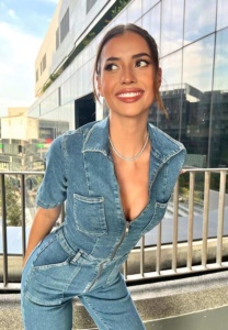 แอนโทเนีย-โพซิ้ว-ยีนส์