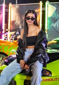 แอนโทเนีย-โพซิ้ว-รถ