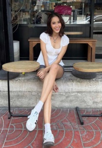 ใบหม่อน-กิตติยา-ขายาว