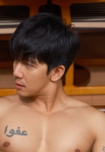 ดีน ชานนท์ ภาพแฟชั่นถอดเสื้อในห้องโทนอุ่น