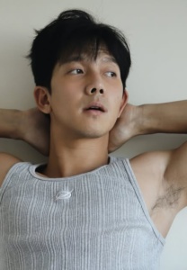 ดีน ชานนท์ ลุคเสื้อกล้ามสีเทาเห็นตัวชัด
