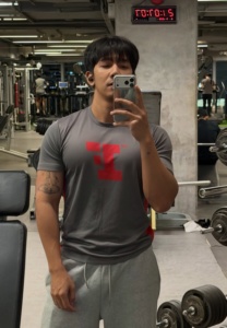 ดีน ชานนท์ ถ่ายภาพหน้ากระจกในยิมเสื้อเทา