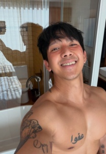 ดีน ชานนท์ ภาพยิ้มถอดเสื้อในห้องน้ำ