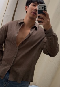 ดีน ชานนท์ ภาพหน้ากระจกเสื้อเชิ้ตน้ำตาล