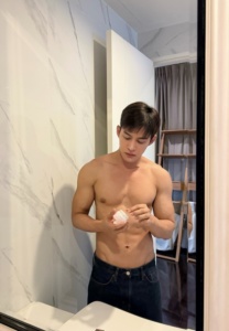 ต๊อด ปนพงศ์ ถ่ายภาพหน้ากระจกเห็นซิกแพค