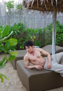 ต๊อด ปนพงศ์ ภาพถอดเสื้อโทนรีสอร์ต