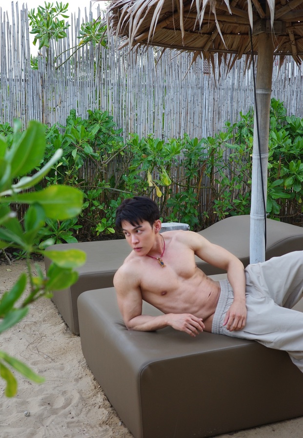 ต๊อด ปนพงศ์ ภาพถอดเสื้อโทนรีสอร์ต