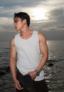 ต๊อด ปนพงศ์ ภาพสีริมทะเลเห็นตัวชัด