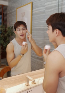 ต๊อด ปนพงศ์ ภาพดูแลผิวในห้องน้ำ