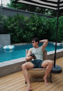 ต๊อด ปนพงศ์ ภาพนั่งริมสระ