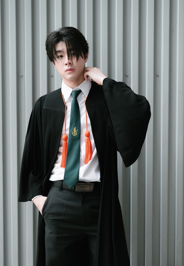 คิน ธนชัย ลุคสูทดำ