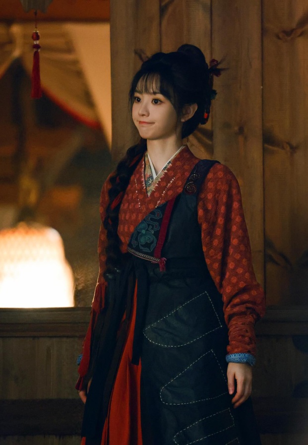 เถียนซีเว่ย ลุคย้อนยุคโทนแดงดำ
