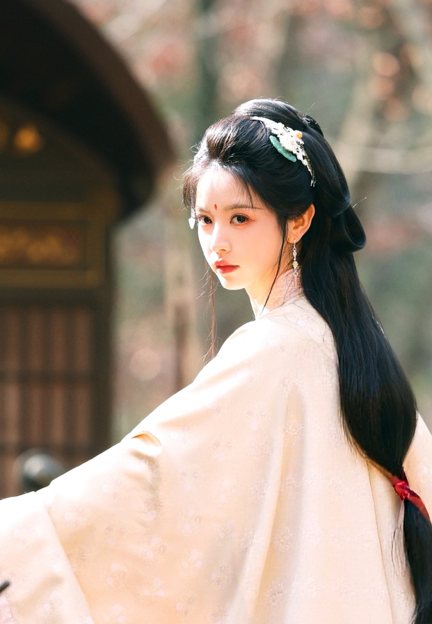 เถียนซีเว่ย ในลุคย้อนยุคสีขาว